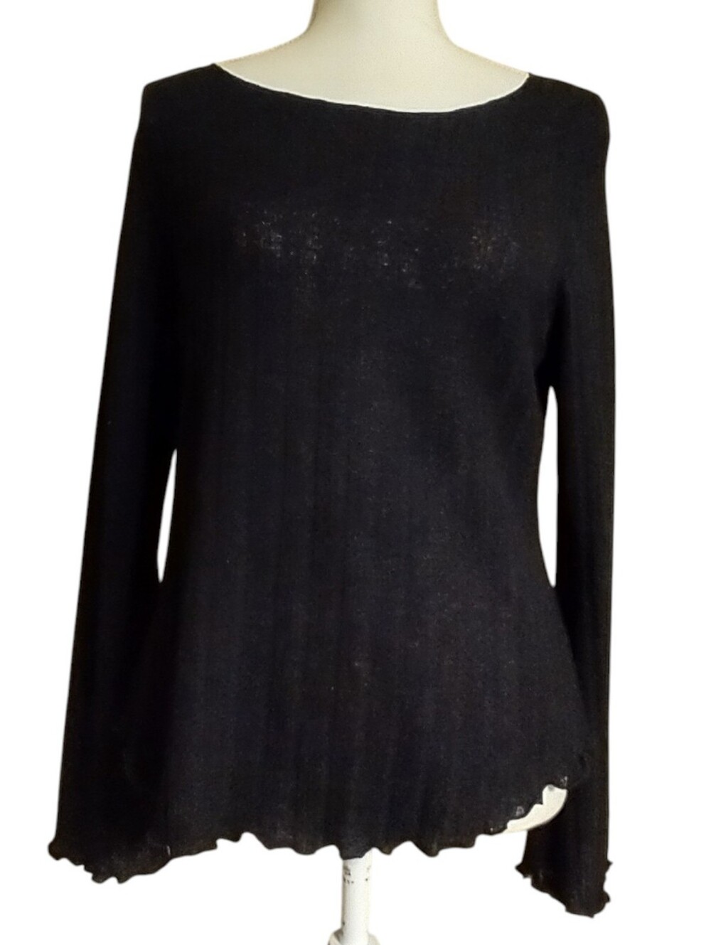 Black Lightweight Sweater With Scalloped Hemline